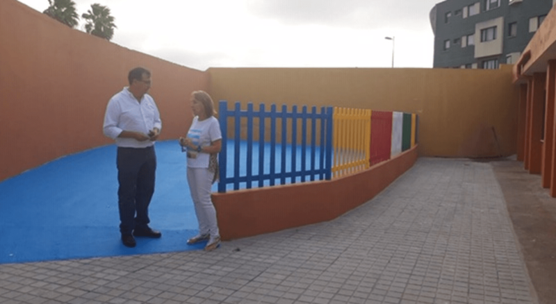 El concejal Juan Francisco Artiles y la directora del CEIP San Juan, Julia Arnaiz (Foto TA)